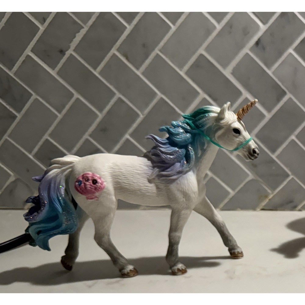 Schleich D-73527 2017 White Unicorn Rainbow Sparkle Mane Folklore Tail Mystical